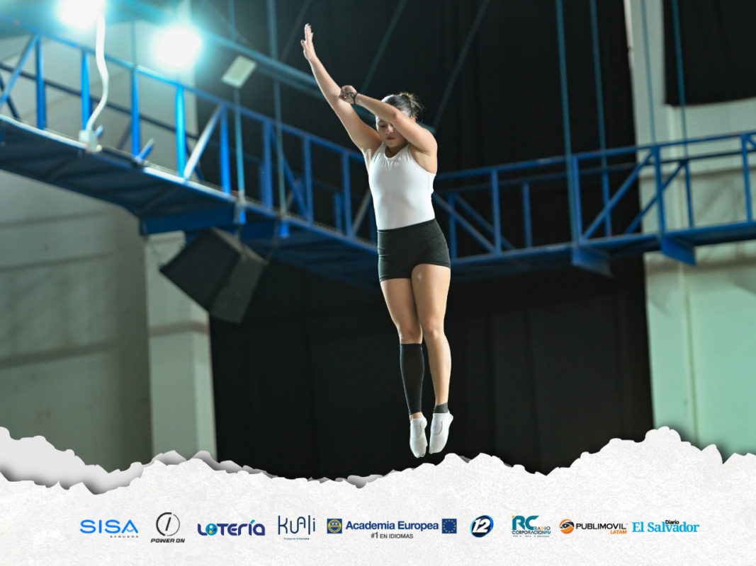 GIMNASTAS DE TRAMPOLÍN FORTALECEN SU TÉCNICA